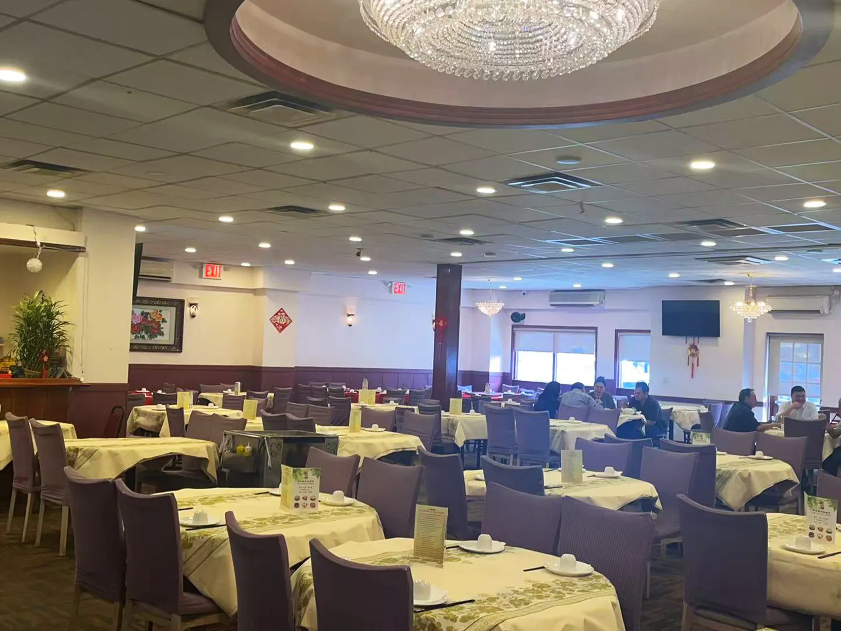 Spacious dining hall of New Northern Manor restaurant at New Northern Manor, a Chinese Restaurant in Queens
